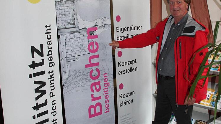 Der Mitwitzer Bürgermeister Hans-Peter Laschka an den Transparenten für das Projekt "Ort schafft Mitte" im Rathaus  Foto: Friedwald Schedel