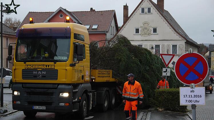 Die Fahrt durch die Stadt war Zentimeterarbeit. Foto: Berthold Köhler