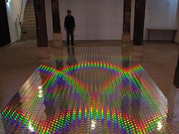 Ein Alltagsgegenstand wird zum Kunstwerk mit Aussagekraft: Detlef Schweiger inszeniert 4000 CD in der Alten Markthalle. Foto: Marco Meißner