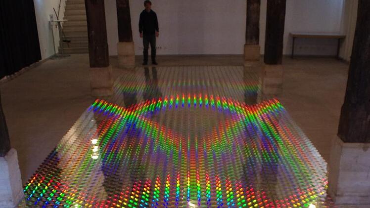 Ein Alltagsgegenstand wird zum Kunstwerk mit Aussagekraft: Detlef Schweiger inszeniert 4000 CD in der Alten Markthalle. Foto: Marco Meißner