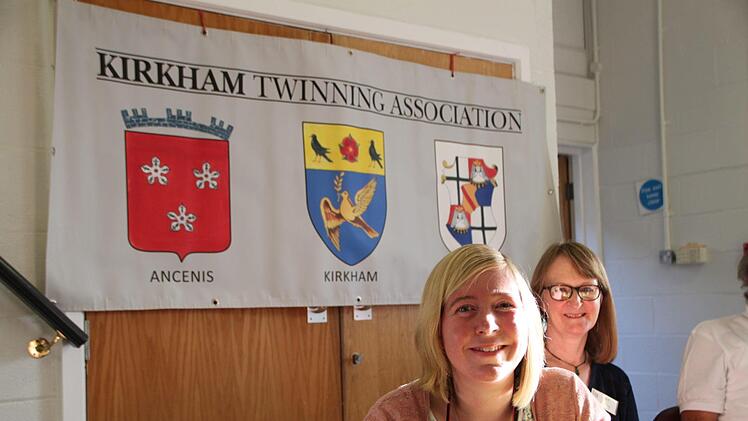 Gesichter der Partnerschaft: Sue Long (hinten) mit ihrer Tochter Rosie in der Stadthalle.