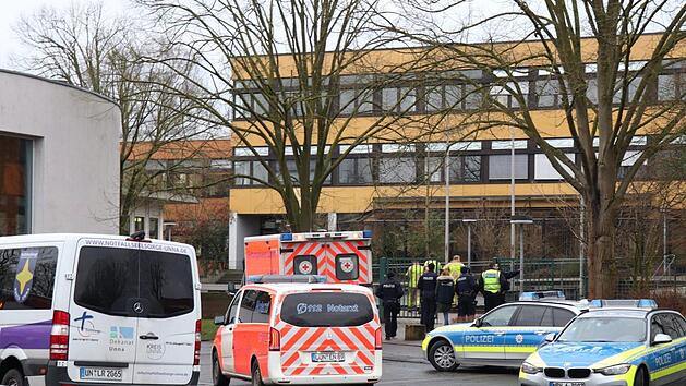 Gro&szlig;alarm an der  K&auml;the-Kollwitz-Gesamtschule in L&uuml;nen:  Ein Sch&uuml;ler t&ouml;tet am Dienstagmorgen  einen Mitsch&uuml;ler. Die Mordkommission ermittelt. Foto: Ren&eacute; Werner/IDA News/dpa
