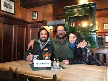 Hidehiro und Chie Yamada sind große Mahr's Bräu-Fans. Bald importieren sie das Bier auch für ihre Bar "Pigalle Tokyo" (unteres Bild) - und die gemeinsamen Pläne reichen noch ein ganzes Stück weiter. Fotos: Yamada