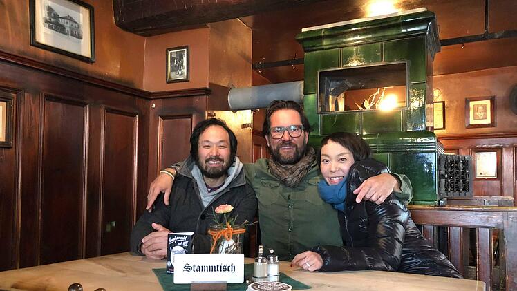 Hidehiro und Chie Yamada sind große Mahr's Bräu-Fans. Bald importieren sie das Bier auch für ihre Bar "Pigalle Tokyo" (unteres Bild) - und die gemeinsamen Pläne reichen noch ein ganzes Stück weiter. Fotos: Yamada