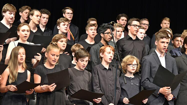 Im großen Chor singen die  5. bis 11. Klassen mit.  Das Repertoire reicht von traditionellen Volksliedern bis hin zur fetzigen Popmusik. Foto: Gabi Arnold