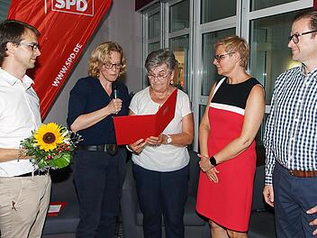 Mit der Willy-Brandt-Medaille wurde beim Jubiläumsfest SPD Ortsvereins Bad  Kissingen Rosalinde Heider (Bildmitte) ausgezeichnet. Links der  Ortsvereinsvorsitzende Tobias Schneider und die Landesvorsitzende Natascha  Kohnen. Rechts die Bundestagsabgeordnete und Kreisvorsitzende Sabine  Dittmar und Landtagskandidat Norbert Schaub. Foto: Dieter Britz