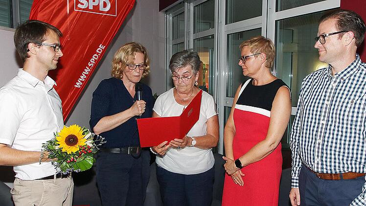 Mit der Willy-Brandt-Medaille wurde beim Jubiläumsfest SPD Ortsvereins Bad  Kissingen Rosalinde Heider (Bildmitte) ausgezeichnet. Links der  Ortsvereinsvorsitzende Tobias Schneider und die Landesvorsitzende Natascha  Kohnen. Rechts die Bundestagsabgeordnete und Kreisvorsitzende Sabine  Dittmar und Landtagskandidat Norbert Schaub. Foto: Dieter Britz