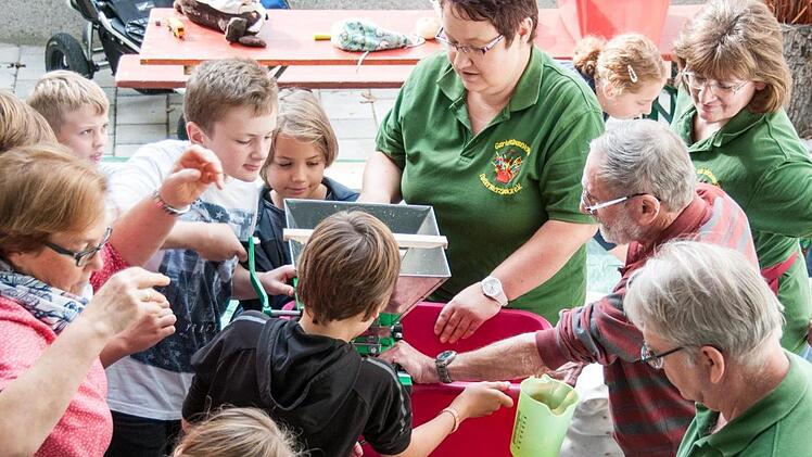 Ausprobieren und Selbermachen lautete das Motto beim Aktionstag zur Streuobstvielfalt in Untermerzbach. So &uuml;bten die Kinder nicht nur Apfelsch&auml;len, sondern bereiteten auch Apfelsaft und Apfelwaffeln gemeinsam frisch zu.Pia Bayer
