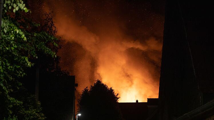 In der Nacht kam es in Wachstein zu einem Vollbrand einer Maschinenhalle in der Traktoren untergebracht waren. Foto: NEWS5/ Goppelt