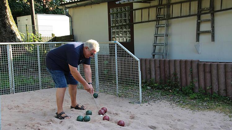 Klaus Dorst misst den Abstand der geworfenen Kugeln.M. Fiala