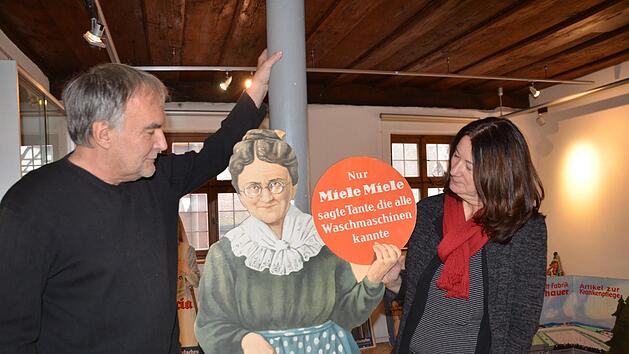 Gerhard Pretzl und Irene Lederer mit der "Tante Miele": Der Werbewelt von gestern widmet sich die neue Sonderausstellung im Stadtmuseum.