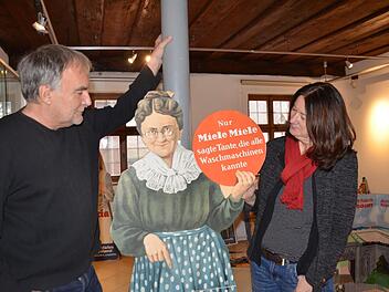Gerhard Pretzl und Irene Lederer mit der "Tante Miele": Der Werbewelt von gestern widmet sich die neue Sonderausstellung im Stadtmuseum.