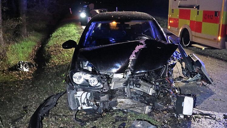 Warum der 18-J&auml;hrige mit diesem Pkw am Montagabend zwischen Rohrbach und Grub am Forst von der Stra&szlig;e abgekommen ist, dazu macht die Polizei keine Angaben.