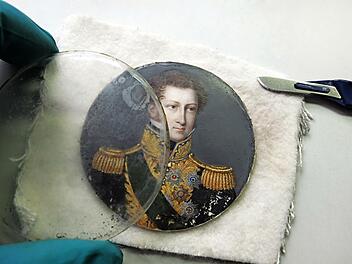 Porträtminiatur Herzog Ernsts I. von Sachsen-Coburg-Saalfeld mit korrodiertem Schutzglas