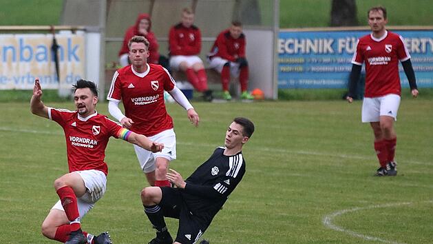 Noah Pentenrieder von der SG Oerlenbach/Ebenhausen bringt den Bad Br&uuml;ckenauer Kapit&auml;n Florian Jakobsche nicht ganz regelkonform zur Strecke. Foto: Sebastian Schmitt
