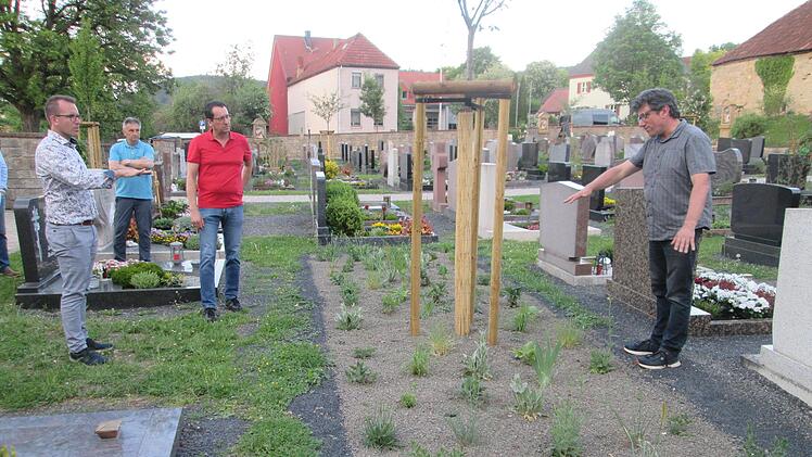 In Fuchsstadts Friedhof wird ein Platz für ein neues Urnenfeld gesucht. Kreisfachberater Dieter Büttner (rechts) und Bürgermeister René Gerner (links) könnten sich den freigestellten Platz in der Mitte dafür vorstellen.