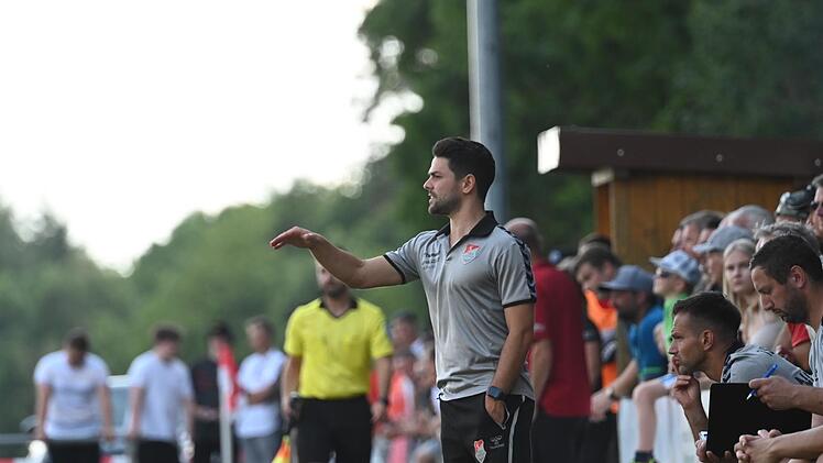 War mit der Leistung seiner Mannschaft nicht ganz zufrieden. Beim Trainer vom TSV Aubstadt, Victor Kleinhenz (stehend), überwog allerdings die Freude über die Rückkehr an seine alte Wirkungsstätte. Rechts neben ihm sein Co-Trainer Andre Betz (sitz...