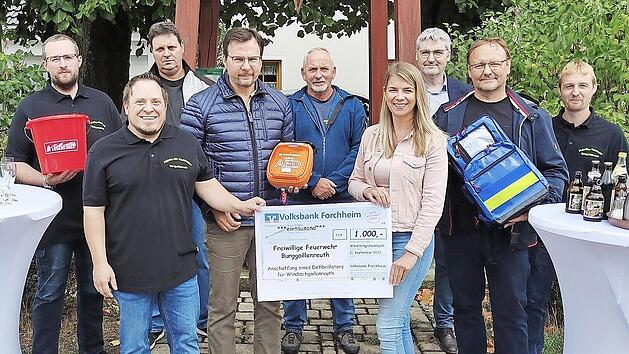 Der Defi wurde in Windischgaillenreuth &uuml;bergeben (hinten v.&nbsp;l.): Kommandant Marcel D&ouml;tzer, Klaus W&ouml;lfel, Karlheinz L&ouml;ffler, Stadtrat Johannes G&ouml;tz, Zweiter Vorsitzender Florian W&ouml;lfel, (vorne v&nbsp;l.): Vorsitzender Martin M&uuml;ller, Harald Dormann, Vere...