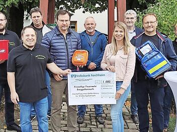 Der Defi wurde in Windischgaillenreuth &uuml;bergeben (hinten v.&nbsp;l.): Kommandant Marcel D&ouml;tzer, Klaus W&ouml;lfel, Karlheinz L&ouml;ffler, Stadtrat Johannes G&ouml;tz, Zweiter Vorsitzender Florian W&ouml;lfel, (vorne v&nbsp;l.): Vorsitzender Martin M&uuml;ller, Harald Dormann, Vere...