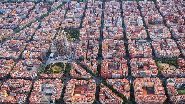 Aerial view of Barcelona Eixample residencial district and Sagrada familia, Spain. Late afternoon light, Luftaufnahme des Wohnviertels Eixample in Barcelona und der Sagrada Familia, Spanien. Spätnachmittagslicht