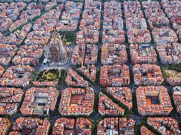 Aerial view of Barcelona Eixample residencial district and Sagrada familia, Spain. Late afternoon light, Luftaufnahme des Wohnviertels Eixample in Barcelona und der Sagrada Familia, Spanien. Spätnachmittagslicht
