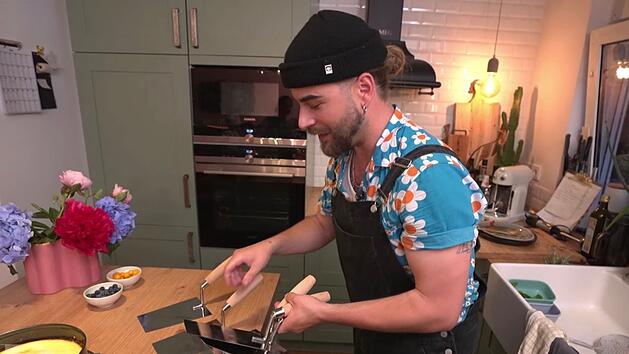 Den Cheesecake serviert Deko-Profi Eric (34) stilecht auf Maurerkellen.