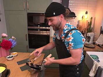 Den Cheesecake serviert Deko-Profi Eric (34) stilecht auf Maurerkellen.