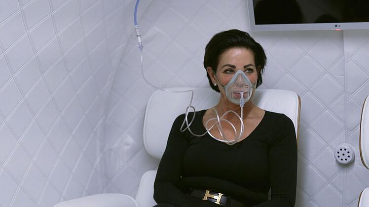 Manuela versucht mit Hilfe eines Verj&uuml;ngungsprozesses gegen den Zahn der Zeit anzuk&auml;mpfen.