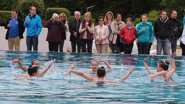 Die Synchronschwimmerinnen des ESC bereicherten die Eröffnungsfeier. Foto: Andreas Dorsch