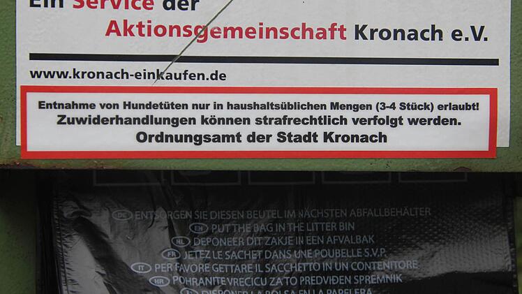 Das steht auf den Aufklebern, die an den Behältern angebracht werden.