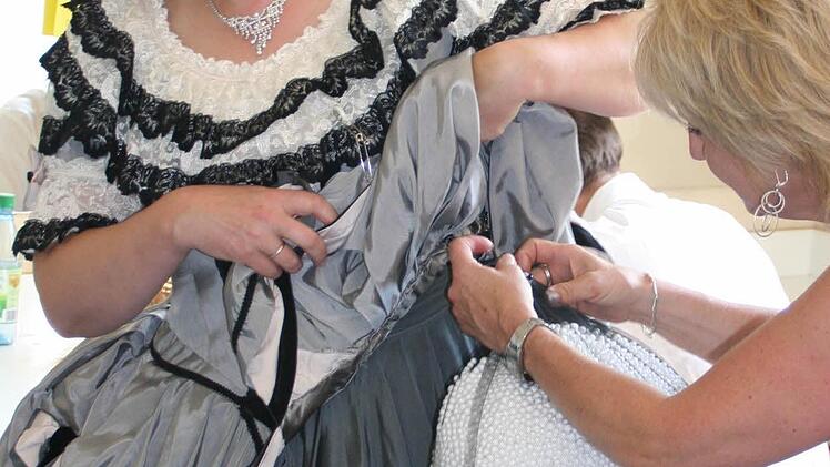Petra Back als Kaiserin Viktoria wundert sich nur über die Polster, die ihr Kleid braucht.
