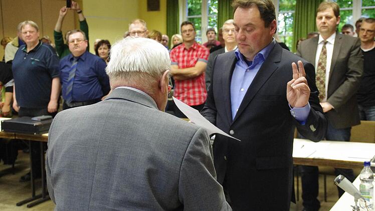 Der neue Bürgermeister legt seinen Amtseid ab. Foto: Marco Meißner