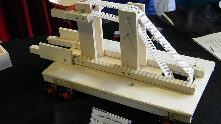 Der Lastinator. Über ein Förderband werden Materialien transportiert und auch nach oben gekurbelt.
