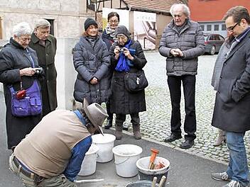 Vier in den Gehsteig eingelassene Stolpersteine erinnern an Evi Iglauer, ihre Schwester Lotte Reinhold und an die Eltern Stefan und Bianka Iglauer.  Fotos: Gerda Völk