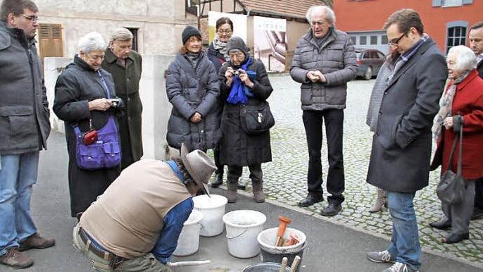Vier in den Gehsteig eingelassene Stolpersteine erinnern an Evi Iglauer, ihre Schwester Lotte Reinhold und an die Eltern Stefan und Bianka Iglauer.  Fotos: Gerda Völk