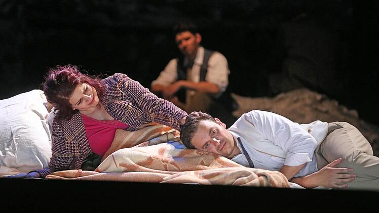 Szene aus der Neuinszenierung von "La Bohème" am Landestheater CoburgFoto: Henning Rosenbusch