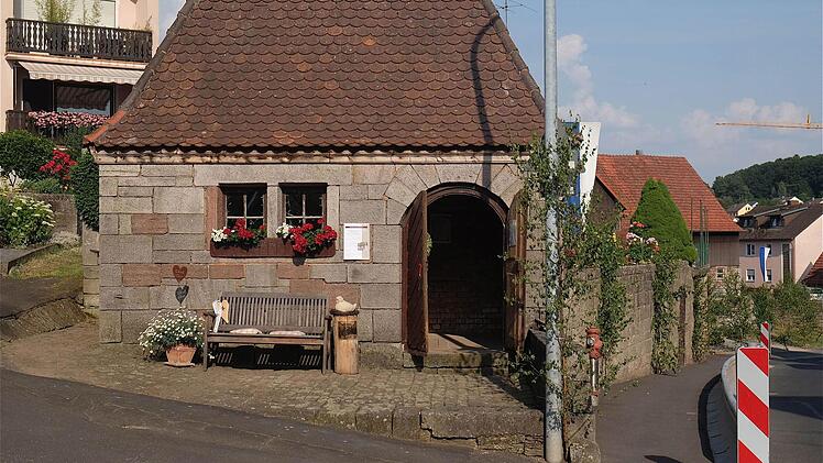 Das alte Wiegehäuschen in Wartmannsroth steht im Weg, wenn die Ortsdurchfahrt saniert wird. Foto: Gerd Schaar