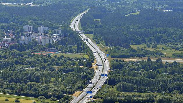 Rechts der A&nbsp;73 wird - zumindest nach dem Willen der Bamberger Stadtr&auml;te - keine Bahn-Trasse gebaut. Nicht nur die Bewohner in Lichteneiche (links) atmen nach der Entscheidung auf.  Foto: Ronald Rinklef