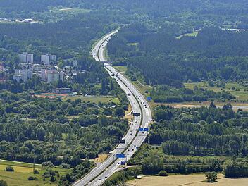 Rechts der A 73 wird - zumindest nach dem Willen der Bamberger Stadträte - keine Bahn-Trasse gebaut. Nicht nur die Bewohner in Lichteneiche (links) atmen nach der Entscheidung auf.  Foto: Ronald Rinklef