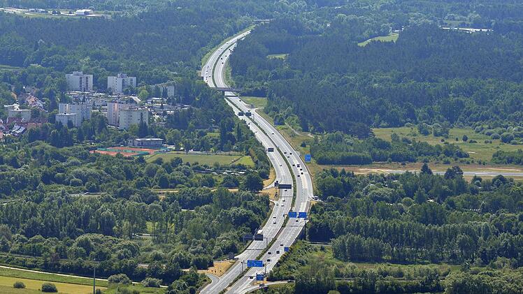 Rechts der A 73 wird - zumindest nach dem Willen der Bamberger Stadträte - keine Bahn-Trasse gebaut. Nicht nur die Bewohner in Lichteneiche (links) atmen nach der Entscheidung auf.  Foto: Ronald Rinklef