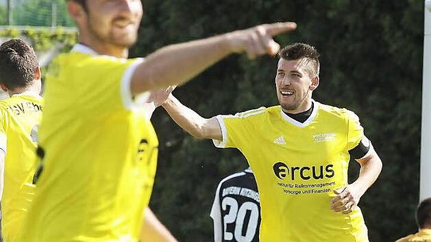 Kapit&auml;n Kevin Popp (r.) und seine Mannen sind gut drauf. Den Gesamtvergleich mit dem TSV M&ouml;nchr&ouml;den entschieden die Ebensfelder mit 6:1 f&uuml;r sich. Foto: sportpress