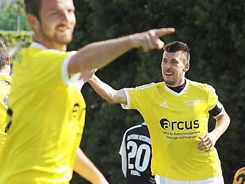 Kapit&auml;n Kevin Popp (r.) und seine Mannen sind gut drauf. Den Gesamtvergleich mit dem TSV M&ouml;nchr&ouml;den entschieden die Ebensfelder mit 6:1 f&uuml;r sich. Foto: sportpress