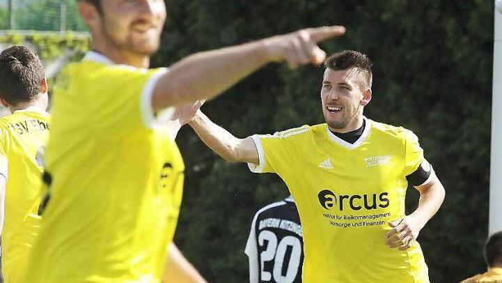 Kapit&auml;n Kevin Popp (r.) und seine Mannen sind gut drauf. Den Gesamtvergleich mit dem TSV M&ouml;nchr&ouml;den entschieden die Ebensfelder mit 6:1 f&uuml;r sich. Foto: sportpress