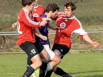 Der FC Pommersfelden (hier wird Spielertrainer Roland Kleebauer von drei Mühlhausenern umzingelt) wird wohl auch in dieser Saison einer der Gejagten sein. In der vergangenen Spielzeit verpasste das Team von Trainer Roland den Aufsteig in der A-Klasse Bamberg 1 nur knapp.  Foto: Picturedreams/Archiv