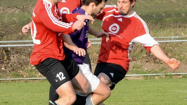 Der FC Pommersfelden (hier wird Spielertrainer Roland Kleebauer von drei Mühlhausenern umzingelt) wird wohl auch in dieser Saison einer der Gejagten sein. In der vergangenen Spielzeit verpasste das Team von Trainer Roland den Aufsteig in der A-Klasse Bamberg 1 nur knapp.  Foto: Picturedreams/Archiv