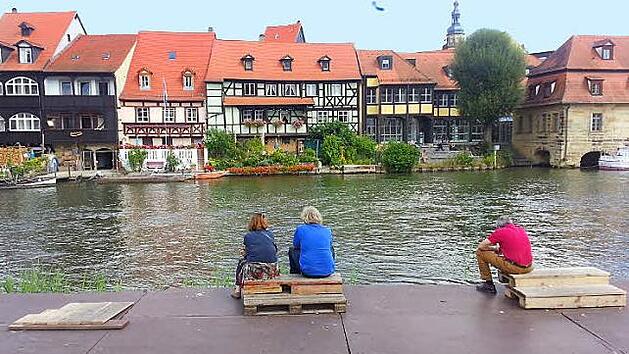 So sch&ouml;n l&auml;sst es sich am Fluss sinnieren: Noch ist die Plattform nicht abgebaut. Foto: Sabine Christofzik