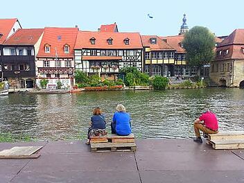 So schön lässt es sich am Fluss sinnieren: Noch ist die Plattform nicht abgebaut. Foto: Sabine Christofzik