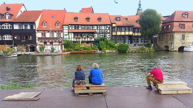 So schön lässt es sich am Fluss sinnieren: Noch ist die Plattform nicht abgebaut. Foto: Sabine Christofzik