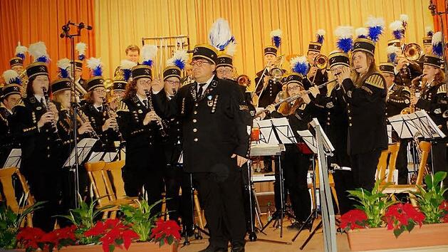 Spielfreude und Einsatzbereitschaft zeichneten die Bergmannskapelle Stockheim bei ihrem traditionellen Weihnachtskonzert unter der Stabf&uuml;hrung von Michael Botlik aus. 51 Musikanten begeisterten im Bergmannskleid in der Schulturnhalle Jung und Alt.  Foto: Gerd Fleischmann