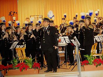 Spielfreude und Einsatzbereitschaft zeichneten die Bergmannskapelle Stockheim bei ihrem traditionellen Weihnachtskonzert unter der Stabführung von Michael Botlik aus. 51 Musikanten begeisterten im Bergmannskleid in der Schulturnhalle Jung und Alt.  Foto: Gerd Fleischmann